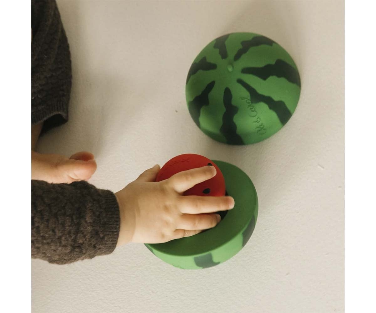 Brinquedo empilhável de melancia e bola de chocalho