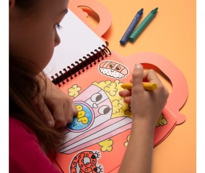 Libro OMY con Pinturas y Pegatinas Yummy