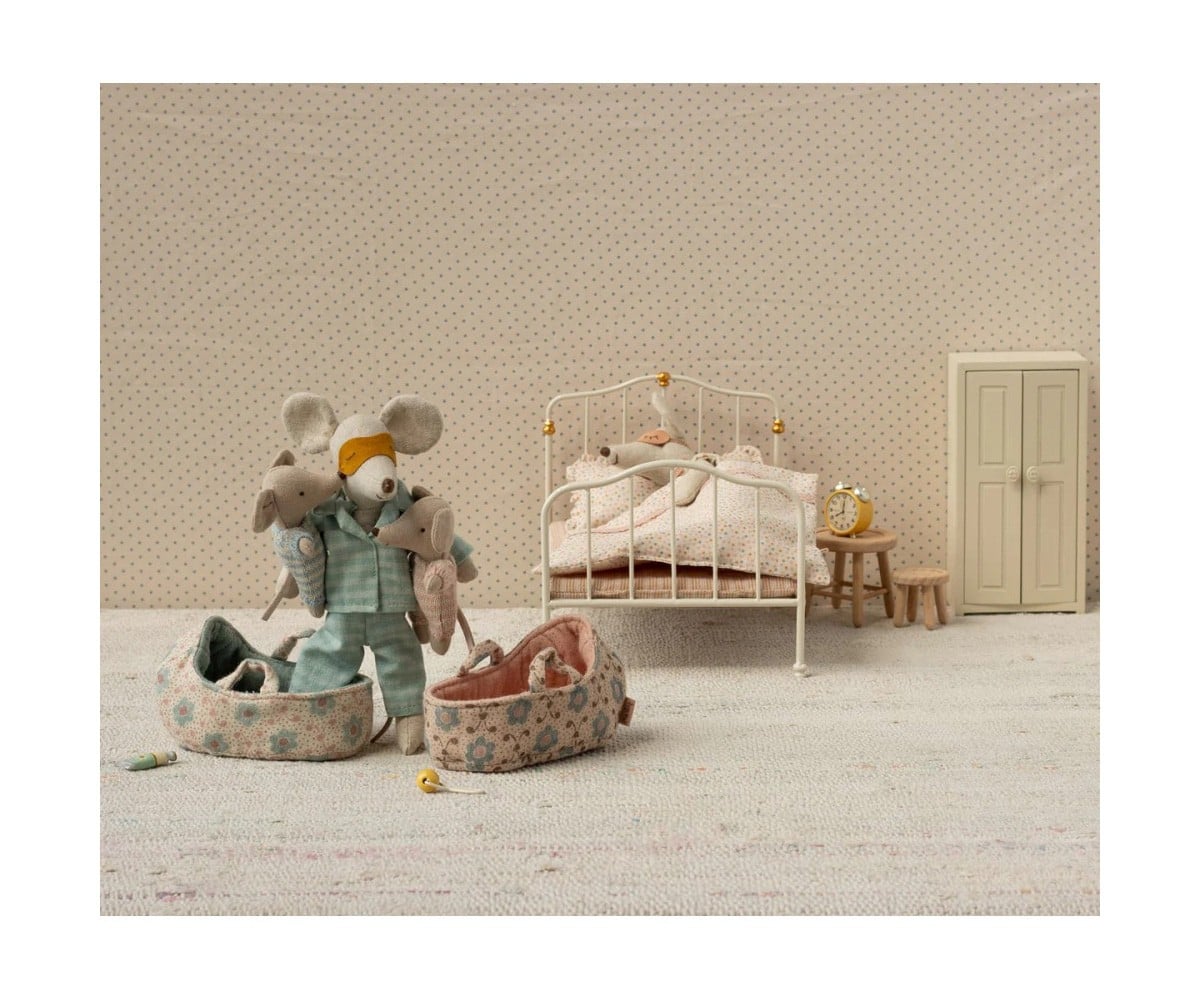 Bébé Souris dans Panier Rose